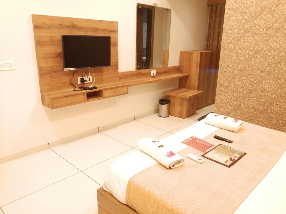 Hotel Golden City Вадодара Экстерьер фото